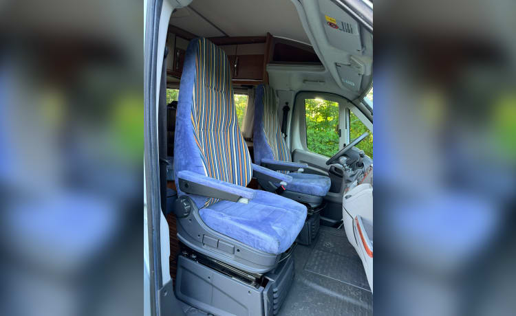 Spacieux Luxe 2P Hymer Semi-intégré