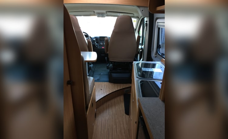 Mooie Pössl camperbus uit 2015