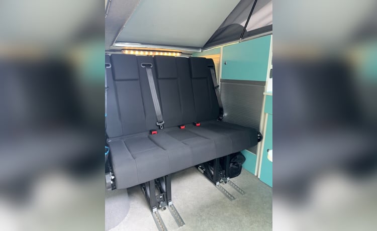 4p Mercedes-Benz campervan uit 2018 met nieuwe inbouw