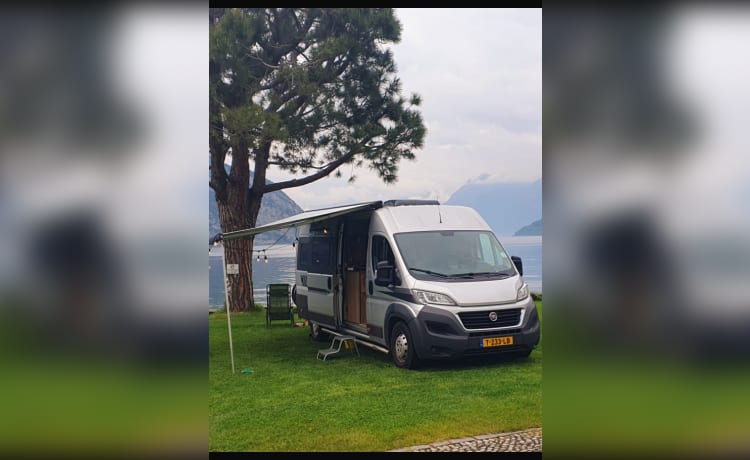 Heunie 2 – Camper autobus con letti longitudinali