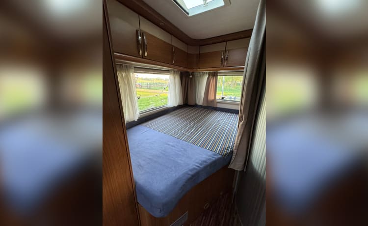 Spacious Luxury 2P Hymer Semi-integrated