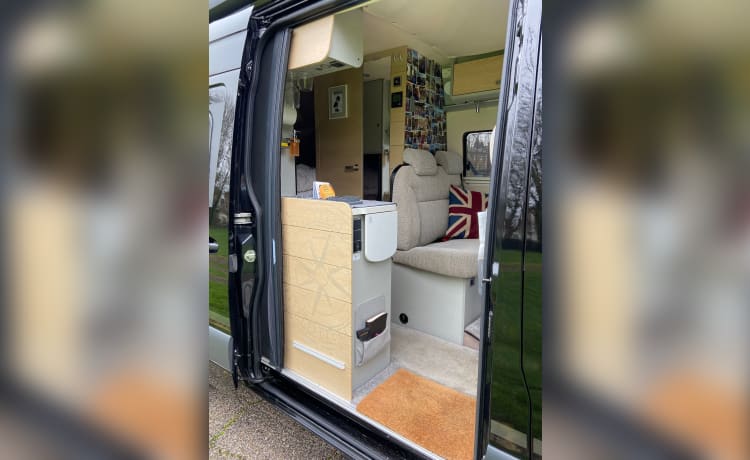 Batvan – Grote luxe Hymer-camper met 5 slaapplaatsen uit 2021