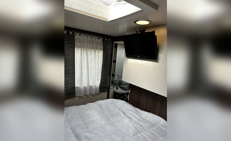 Camper voor 4 personen Airco, verwarming, tv, bagagerek