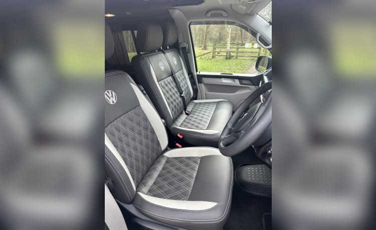 Camper van Dijk – Camper Volkswagen a 4 posti letto del 2017