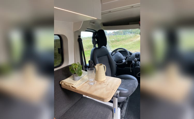 Otis – Camping-car auto-construit super confortable
