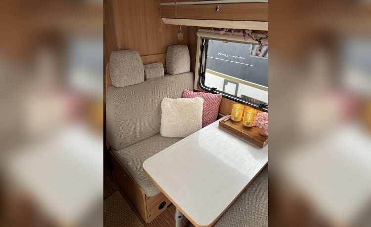 LMC Family Alcove Camper 6 persons