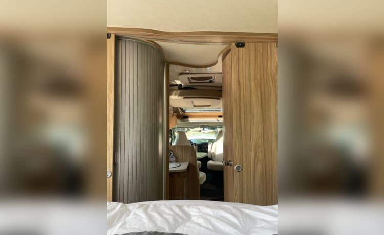 Spacieux Hymer 4 personnes semi-intégré de 2019