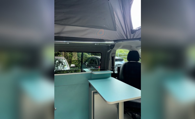 4p Mercedes-Benz campervan uit 2018 met nieuwe inbouw