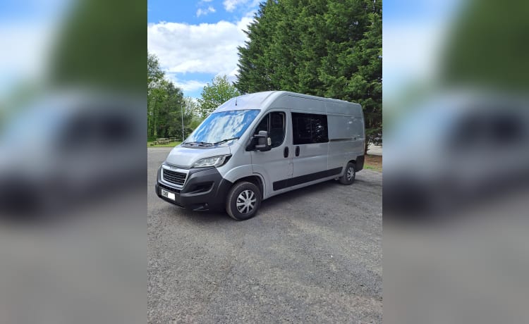 Ernie  – 2-persoons Peugeot Boxer campervan 2018