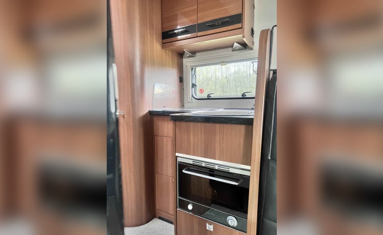 Very complete and luxurious camper LMC 4 persons