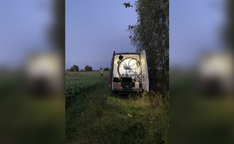 Avandra  – Avonturenbusje met garage, 4 zitplaatsen met gordel, tent en dakbed met 2 slaapplaatsen. 