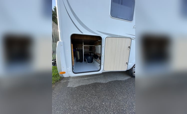 Geräumiger, luxuriöser Pilote-Wohnmobil für 4 Personen, viele Extras, Queensize-Bett, Halbintegral, Baujahr 2013