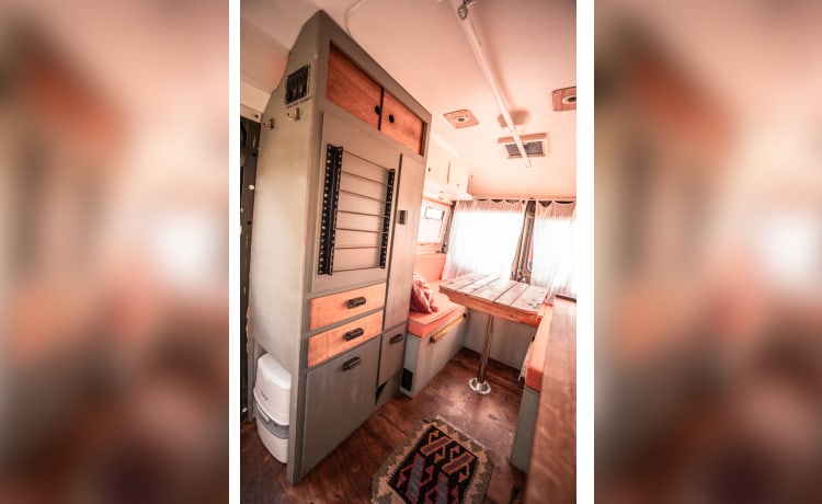 Ayub – Stoere Mercedes brandweerbus en off grid camper