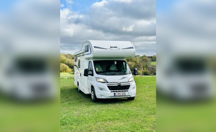 Moby – Camping-car aventureux et ENTIÈREMENT équipé + auvent + climatisation