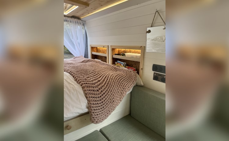 Ada – Ruime en mooie op maat gemaakte camper met 3 slaapplaatsen  
