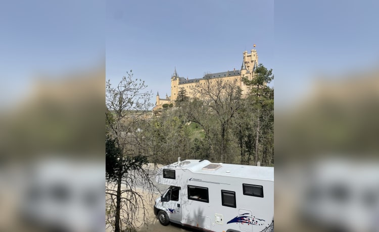 Carel – Alcôve Camper 4 personnes lits fixes