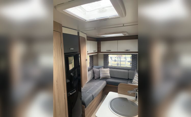 Bertha – Swift-camper met 6 slaapplaatsen