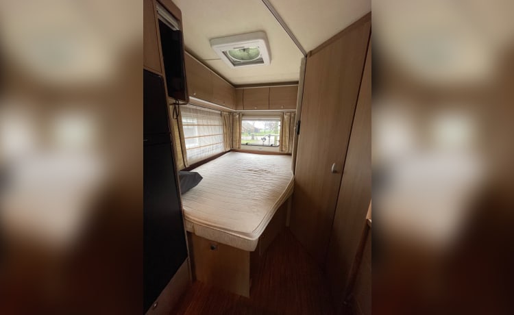 Golden Bürstner - Luxe 4 pers. camper met vast Frans bed en een hefbed