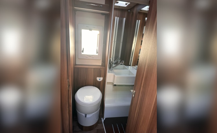 Charlie  –  Charlie Luxurious and modern 5 berth Roller Team