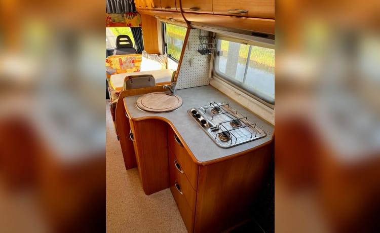 Ruime 6p Hymer met stapelbed, opbergruimte en fietsendrager