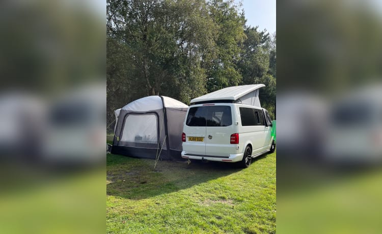 Big Suze – VW T6 campervan, 4 slaapplaatsen, met veel functies en uitrusting