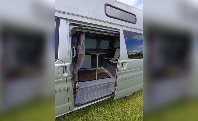 Hightop deluxe  – MAZDA BONGO DELUXE HIGH TOP 2 BERTH  