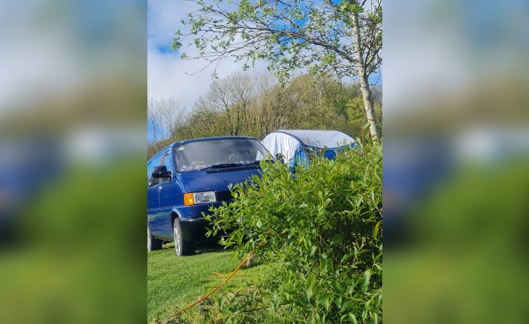 Valerie – 3 berth Volkswagen campervan from 1995