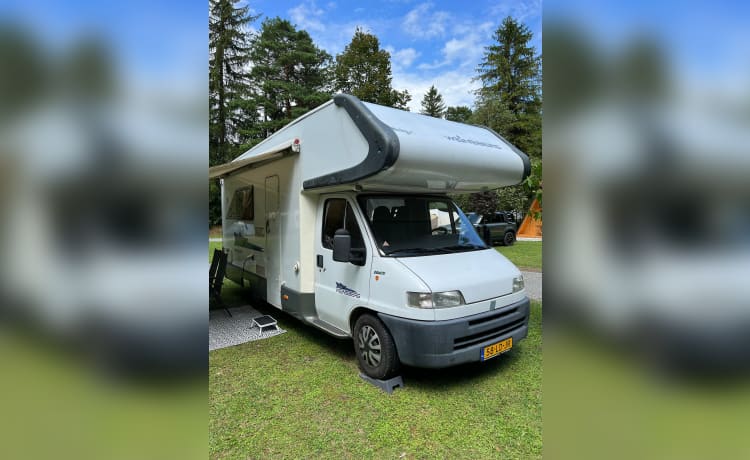 Beau et spacieux camping-car familial, comprenant des commodités