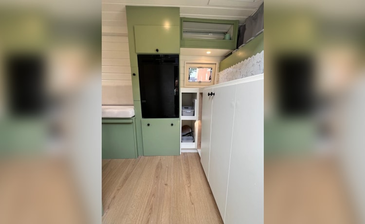 Camping-car 2024 moderne et attrayant, spacieux et auto-construit