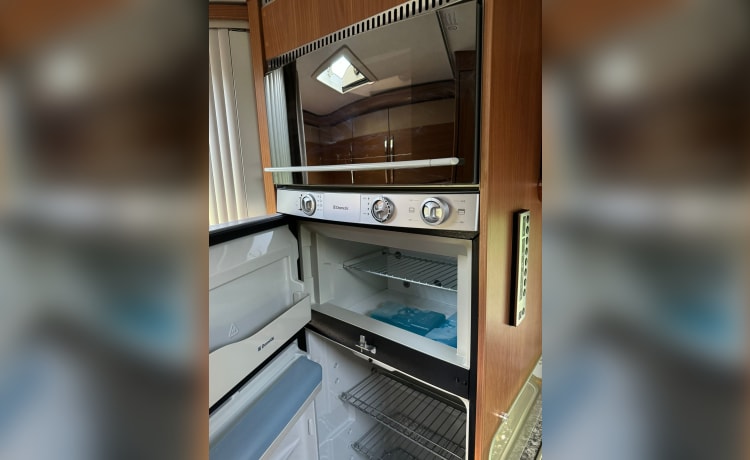 Spacious Luxury 2P Hymer Semi-integrated