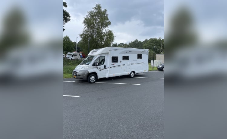 Camping-car Pilote de luxe spacieux pour 4 personnes, nombreux extras, lit Queen, demi-intégral, 2013