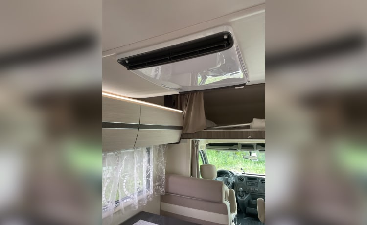 Spacious 7-person Rimor alcove family camper from 2019