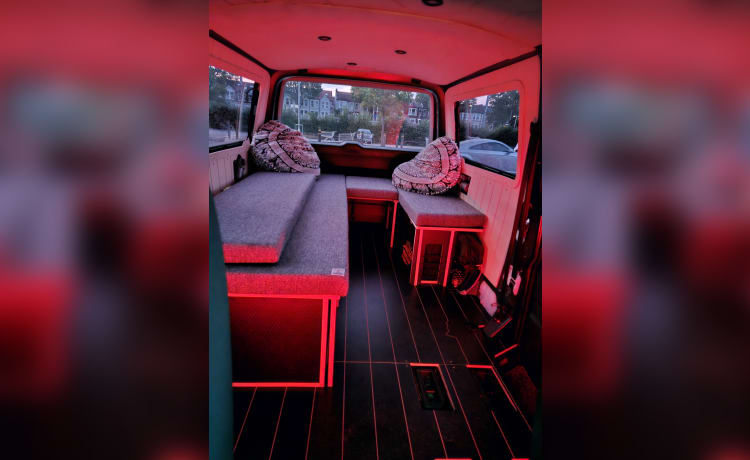 "The Bus" – Custom VW T6 Stealth Camper