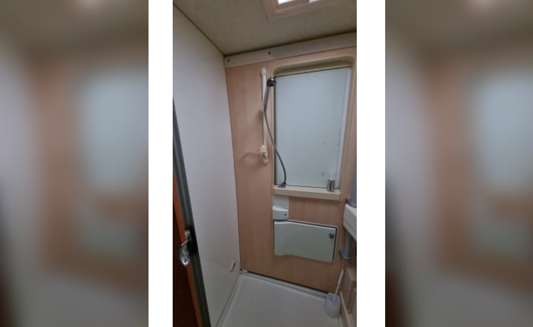 Compact 4p Hymer alcove with bunk bed