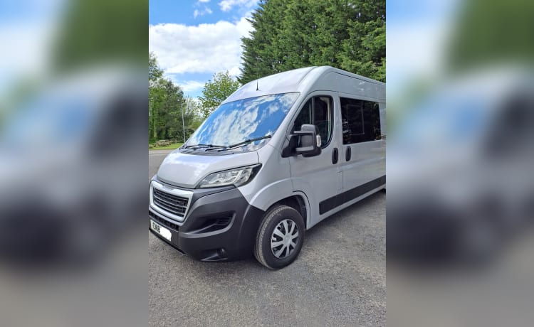 Ernie  – Camper Peugeot Boxer a 2 posti letto 2018