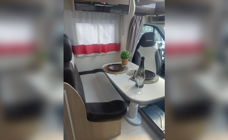 Queen Challenger – 4p Chausson Challenger with queen bed 2016