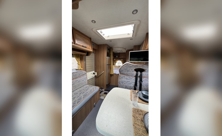 Hoogseizoen nog open  – Comfortable, spacious, neat camper with many options