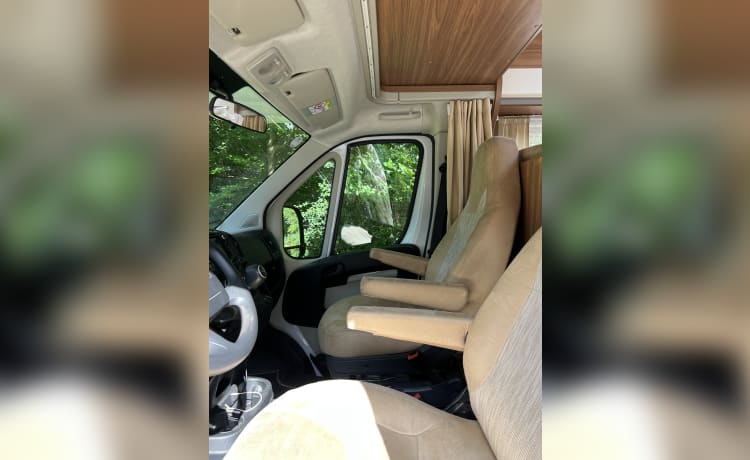 Fred – 6-persoons camper Fiat Carado uit 2016 met stapelbed en alkoof