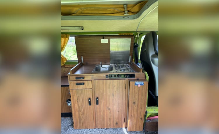 The Hulk – Prachtige Klassieke VW T2 Camper Te Huur! 