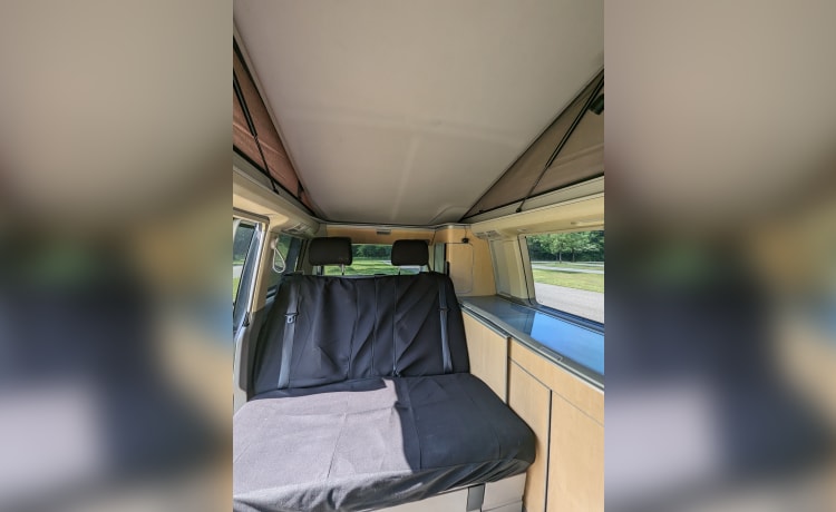 Arvie – Hymer compact 6m family camper (corona proof!), | 5p | alcove + bunk bed
