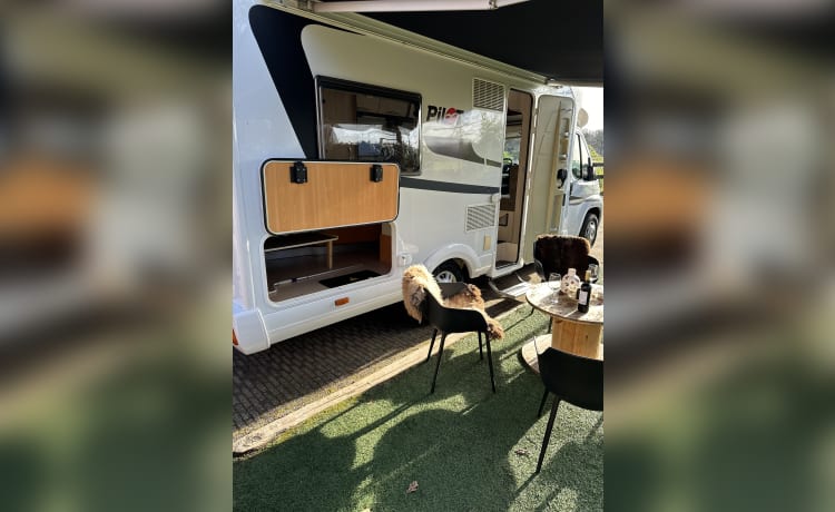 Piloot – Pilote camper - a big people camper! fully furnished!