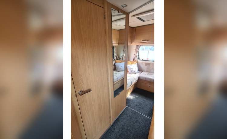 6 berth Peugeot Eldis majestic from 2013