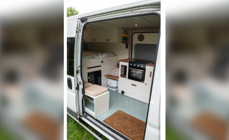 Zonnewijzer – Moderne Full Off-Grid Camperbus met Solar, Nespresso, Oven en meer!