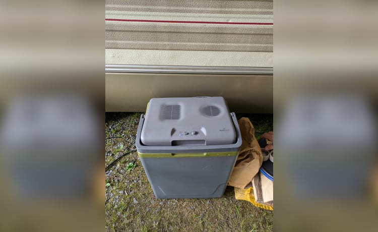 Harry – 5P Camper (Airfryer, Dolce Gusto, TV, Cool box, JBL box, bicycle carrier)