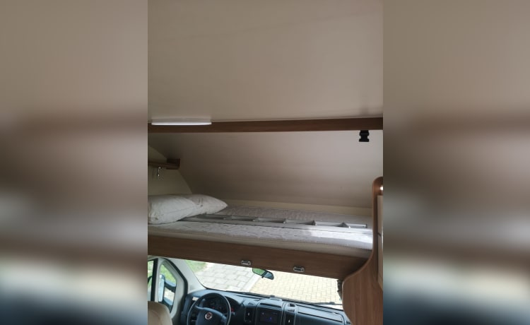 -person luxury, spacious, neat Alcove family camper Rimor from 2019