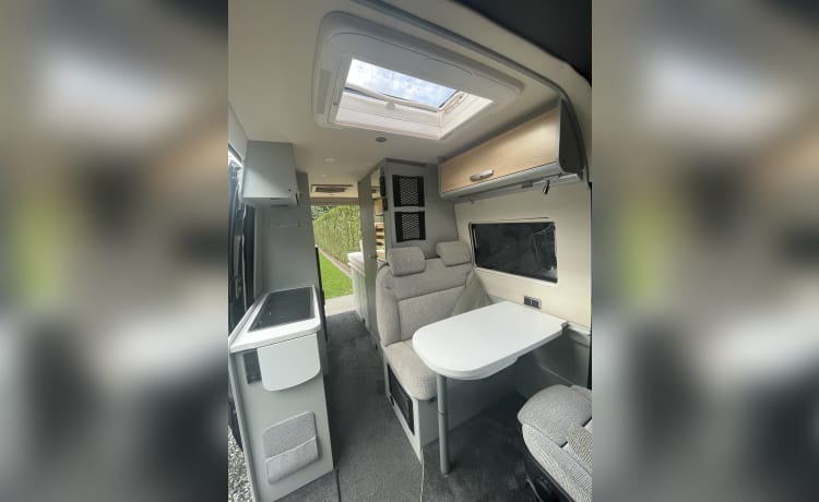 Avontuurlijk Mercedes-Benz Hymer luxe Campervan 2p