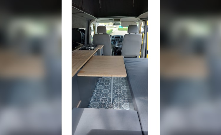 VW Transporter T5 gele bus met modern interieur 