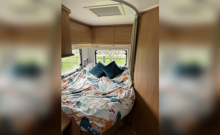 BeeHappy Motorhome Hire 🐝 – Beau camping-car 4 couchettes parfait pour un coupon ou une petite famille. 