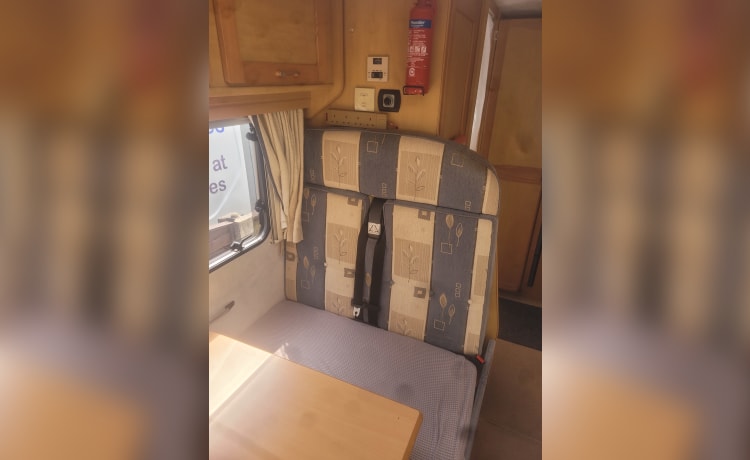 Marty – 4-persoons Peugeot Boxer alkoof camper uit 2005