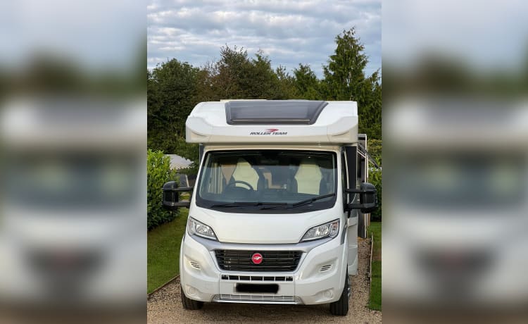 Minnie – 6 berth Roller Team semi-integrated from 2021